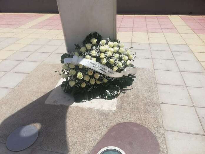 Ofrenda floral a los pies del monumento/TA.