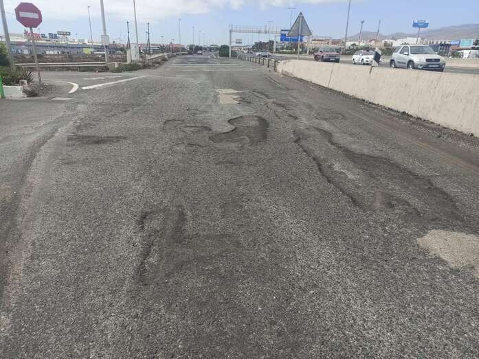 Baches en el acceso a la GC-1 desde la urbanización La Estrella en dirección hacia la capital/TA.