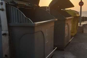 Contenedores con pedales rotos en La Garita/TA.