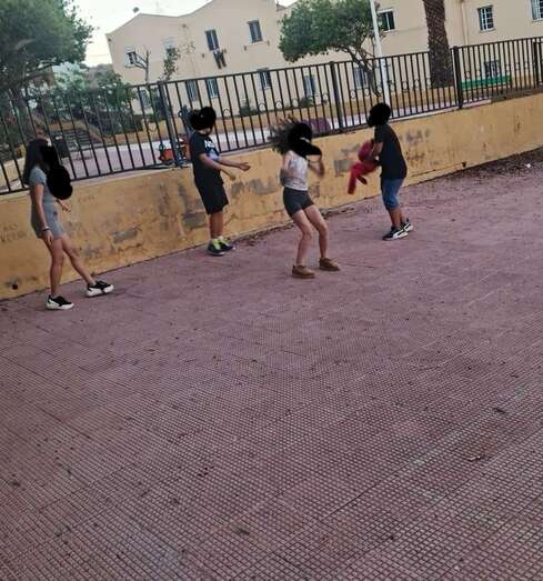 Muchos niños juegan a diario junto a la barandilla / TA