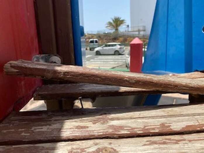 Imagen de una tabla levantada y con clavos asomando en uno de los juegos / TA