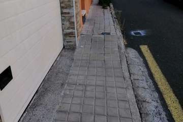 Valdemontes pide el desbroce de las calles y aceras de La Montañeta de El Calero/TA.