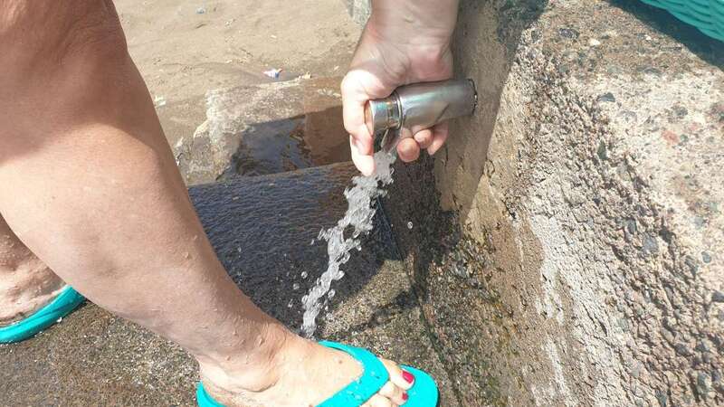 El pulsador del lavapies está muy duro y la salida del agua apenas dura unos segundos/TA.