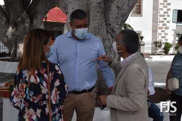 Ofrenda de la Corporación municipal al Cristo de Telde/TA y Francisco Javier Santana.