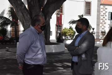 Ofrenda de la Corporación municipal al Cristo de Telde/TA y Francisco Javier Santana.
