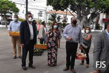 Ofrenda de la Corporación municipal al Cristo de Telde/TA y Francisco Javier Santana.