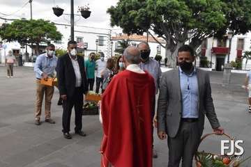Ofrenda de la Corporación municipal al Cristo de Telde/TA y Francisco Javier Santana.
