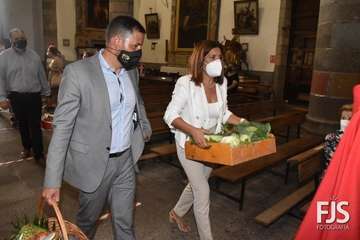 Ofrenda de la Corporación municipal al Cristo de Telde/TA y Francisco Javier Santana.