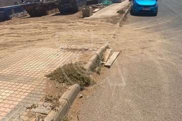 Los camiones de la obra de un edificio en Picachos (Telde) derriban una farola del alumbrado público/TA.