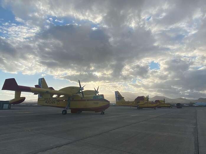 Los tres apagafuegos del Grupo 43 estacionados en la plataforma de la Base Aérea de Gando / TA