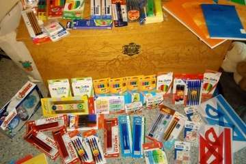 La comunicadora teldense Raquel Martín entrega material escolar al colegio público de Caserones/TA.