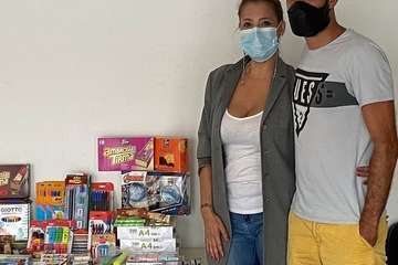 La comunicadora teldense Raquel Martín entrega material escolar al colegio público de Caserones/TA.