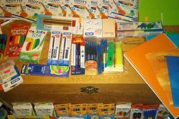 La comunicadora teldense Raquel Martín entrega material escolar al colegio público de Caserones/TA.