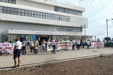 Un grupo de vecinos de Jinámar protesta en El Cubillo para exigir más atención para las familias vulnerables/TA.