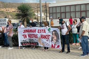 Un grupo de vecinos de Jinámar protesta en El Cubillo para exigir más atención para las familias vulnerables/TA.