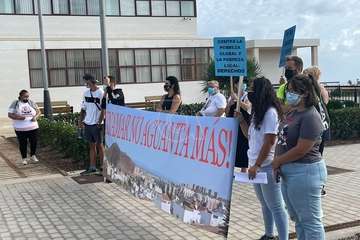 Un grupo de vecinos de Jinámar protesta en El Cubillo para exigir más atención para las familias vulnerables/TA.