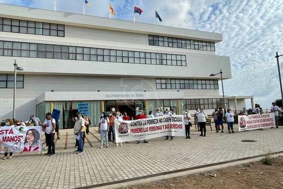 Un grupo de vecinos de Jinámar protesta en El Cubillo para exigir más atención para las familias vulnerables/TA.