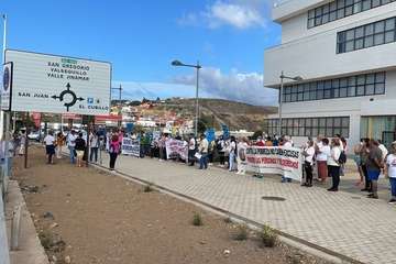 Un grupo de vecinos de Jinámar protesta en El Cubillo para exigir más atención para las familias vulnerables/TA.