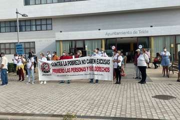 Un grupo de vecinos de Jinámar protesta en El Cubillo para exigir más atención para las familias vulnerables/TA.