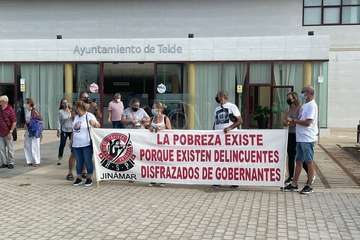Un grupo de vecinos de Jinámar protesta en El Cubillo para exigir más atención para las familias vulnerables/TA.