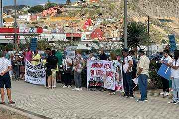 Un grupo de vecinos de Jinámar protesta en El Cubillo para exigir más atención para las familias vulnerables/TA.