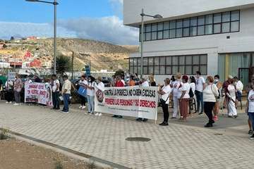 Un grupo de vecinos de Jinámar protesta en El Cubillo para exigir más atención para las familias vulnerables/TA.