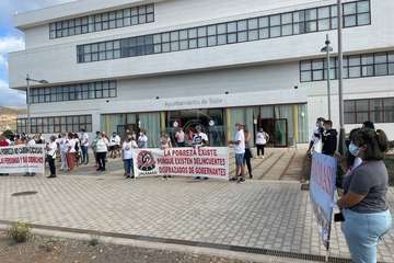 Un grupo de vecinos de Jinámar protesta en El Cubillo para exigir más atención para las familias vulnerables/TA.