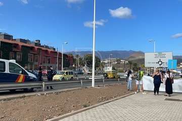 Un grupo de vecinos de Jinámar protesta en El Cubillo para exigir más atención para las familias vulnerables/TA.