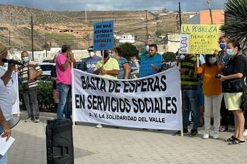 Un grupo de vecinos de Jinámar protesta en El Cubillo para exigir más atención para las familias vulnerables/TA.