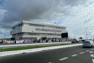 Un grupo de vecinos de Jinámar protesta en El Cubillo para exigir más atención para las familias vulnerables/TA.