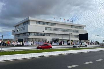 Un grupo de vecinos de Jinámar protesta en El Cubillo para exigir más atención para las familias vulnerables/TA.