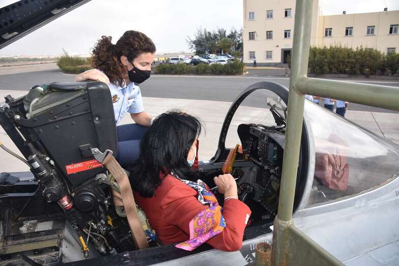 La secretaria de Estado, en la cabina de uno de los F-18 del Ala 46 / TA