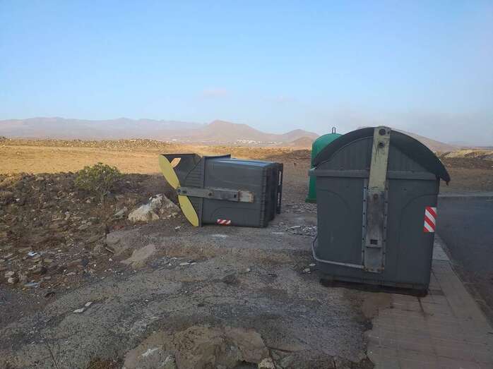 Uno de los contenedores de Ojos de Garza, volteado por el viento / TA