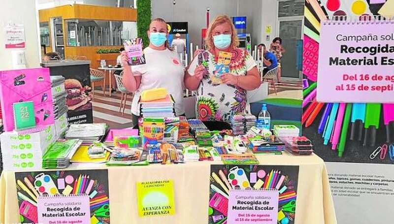 Dos de las voluntarias posan en el stand del Centro Comercial Alcampo / C7