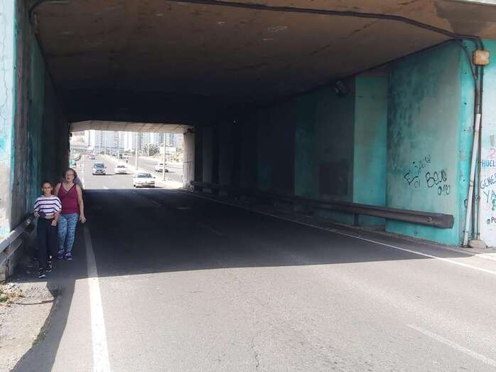 Dos personas discurren por el paso subterráneo en dirección hacia el Centro Comercial Las Terrazas / TA