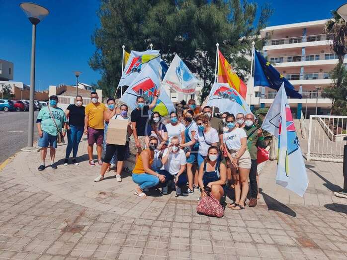 Imagen de la protesta de este lunes delante de las puertas del centro sociosanitario de Taliarte/TA.