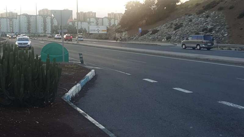 Los usuarios de la vía reclaman un paso de peatones que permita cruzar con seguridad / TA