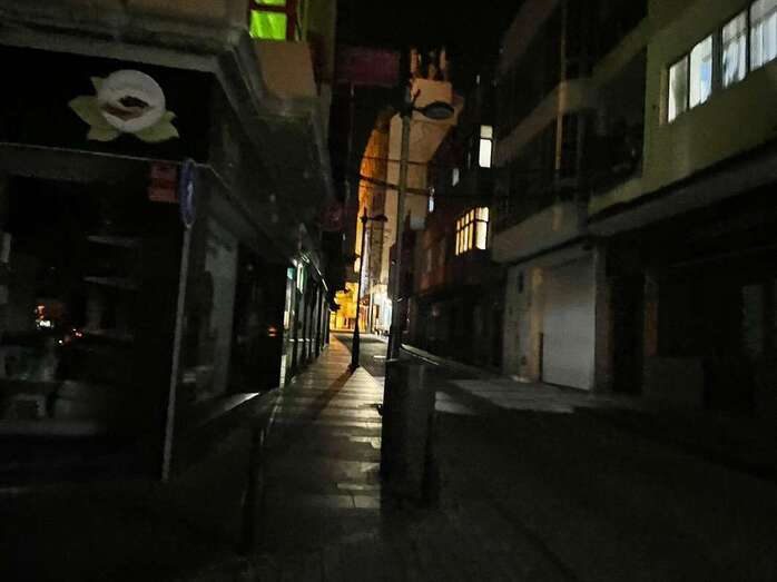 Calle de Los Llanos a oscuras esta noche/TA.