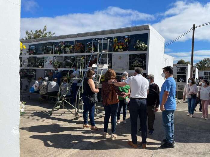 Imagen de esta jornada en un cementerio de Telde/TA.