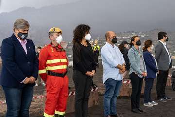 Las Fuerzas Armadas muestran su cariño a la isla de La Palma con una ofrenda floral/Acfi Press.