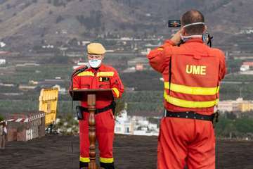 Las Fuerzas Armadas muestran su cariño a la isla de La Palma con una ofrenda floral/Acfi Press.