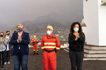 Las Fuerzas Armadas muestran su cariño a la isla de La Palma con una ofrenda floral/Acfi Press.
