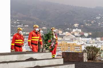 Las Fuerzas Armadas muestran su cariño a la isla de La Palma con una ofrenda floral/Acfi Press.