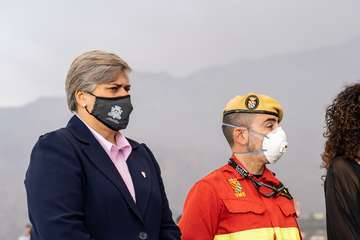 Las Fuerzas Armadas muestran su cariño a la isla de La Palma con una ofrenda floral/Acfi Press.