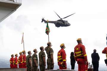 Las Fuerzas Armadas muestran su cariño a la isla de La Palma con una ofrenda floral/Acfi Press.
