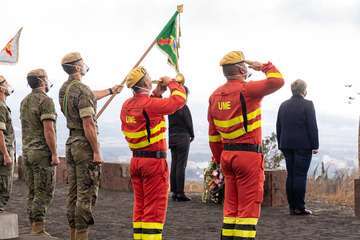 Las Fuerzas Armadas muestran su cariño a la isla de La Palma con una ofrenda floral/Acfi Press.