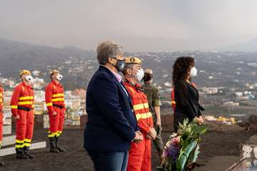 Las Fuerzas Armadas muestran su cariño a la isla de La Palma con una ofrenda floral/Acfi Press.