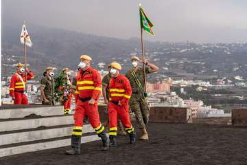 Las Fuerzas Armadas muestran su cariño a la isla de La Palma con una ofrenda floral/Acfi Press.