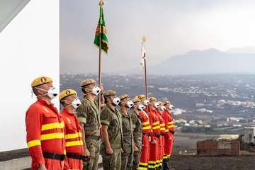 Las Fuerzas Armadas muestran su cariño a la isla de La Palma con una ofrenda floral/Acfi Press.