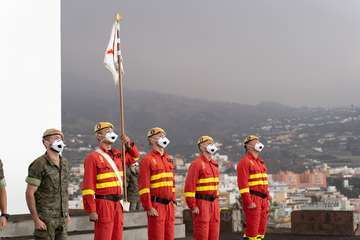 Las Fuerzas Armadas muestran su cariño a la isla de La Palma con una ofrenda floral/Acfi Press.